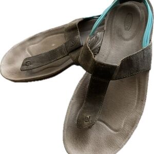 Keen brown leather and turquoise accent